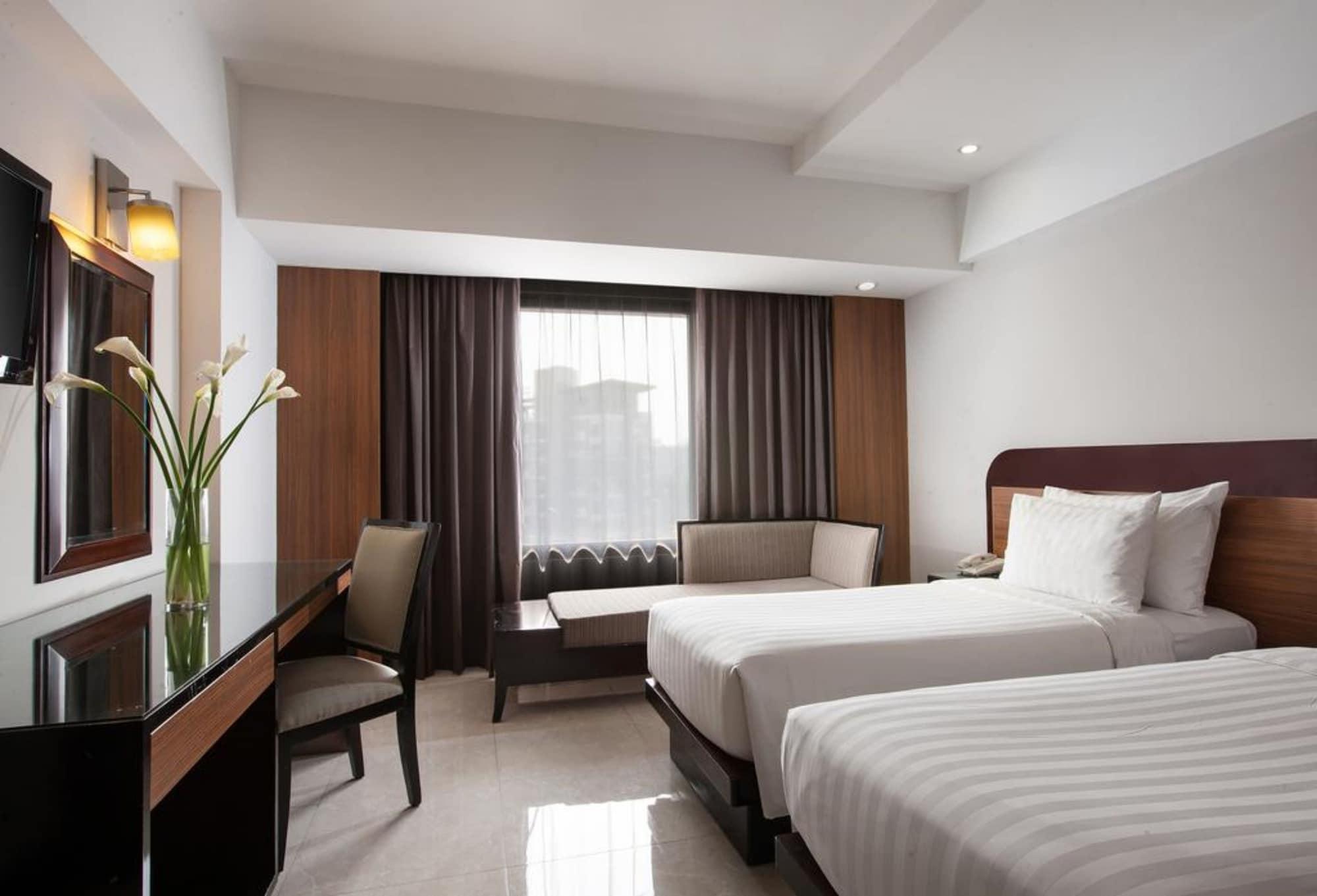 Hotel Santika Premiere Semarang Exterior photo